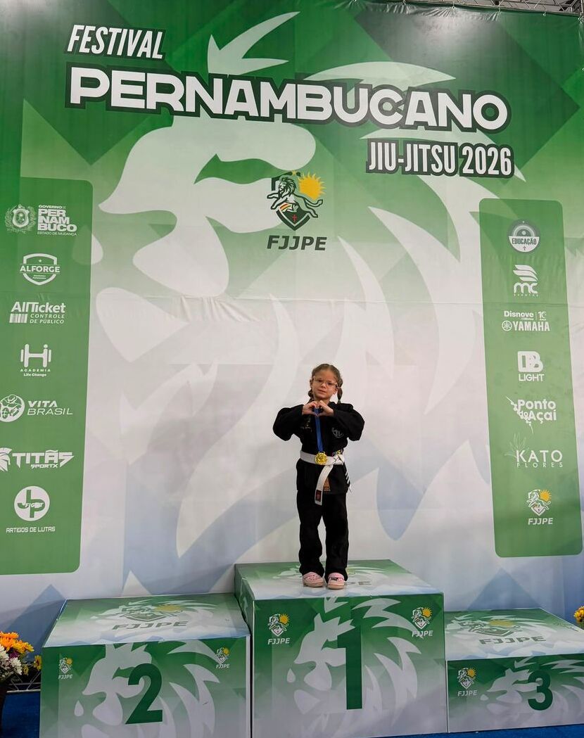 Lorena Veloso, atleta do CT IPSEP FIGHT, no lugar mais alto do pódio com a medalha de ouro do Festival Pernambucano Kids 2026